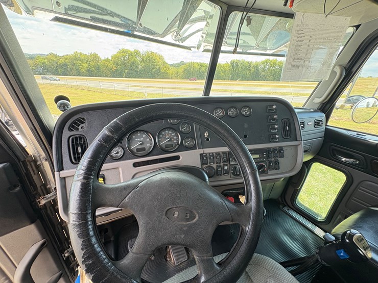 2013-peterbilt-367-image-19
