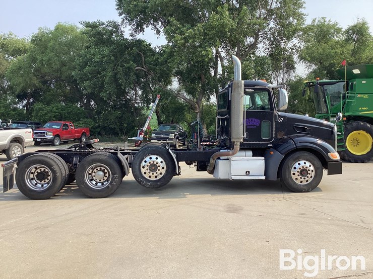 2010-peterbilt-384-image-4