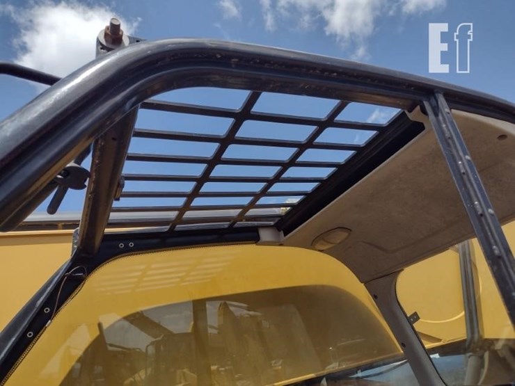 2017-caterpillar-tl1055d-image-12