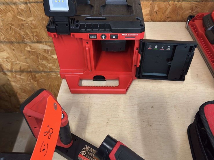 milwaukee-light-&-storage-box-light-image-1