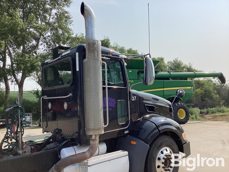 2010-peterbilt-384-image-15