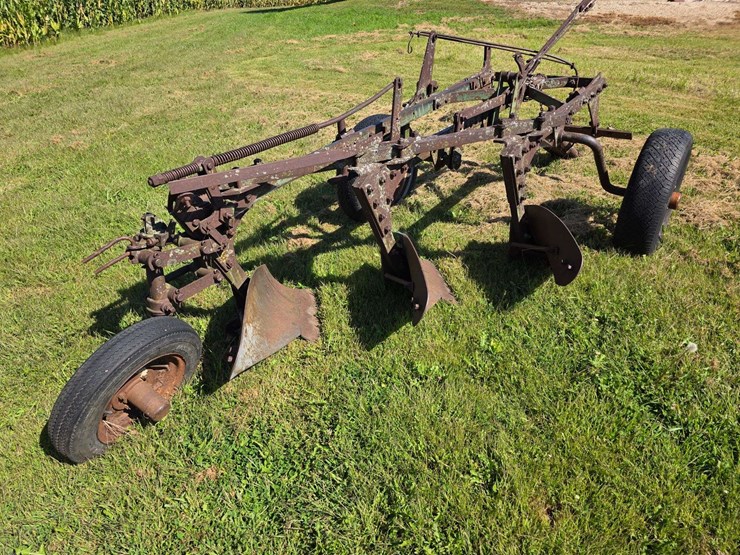 john-deere-3-bottom-plow-image-8