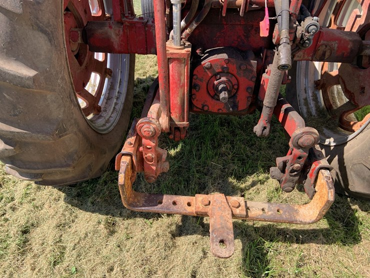 farmall-400-tractor-image-9