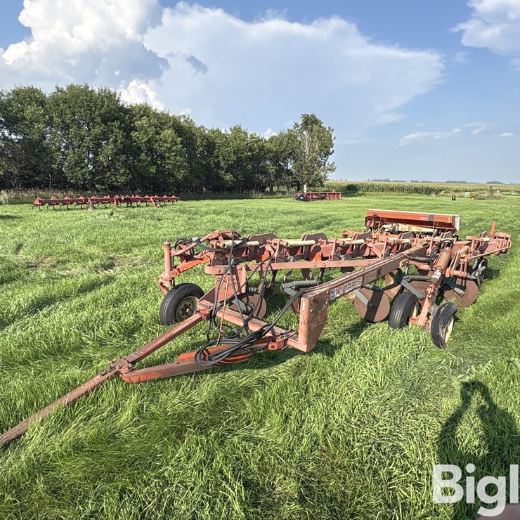 Morris / Melroe 6 Bottom Plow Packer Drill