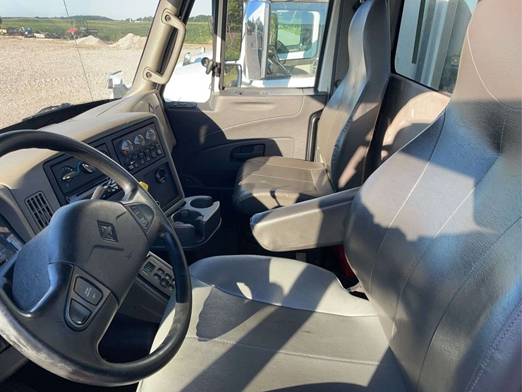 2015-navistar-8600-day-cab-semi-image-43
