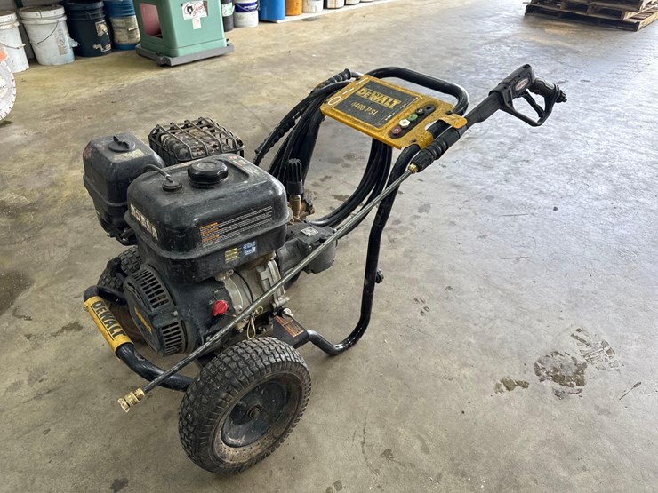 dewalt-4400-psi-pressure-washer-image-1
