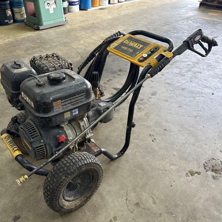DEWALT 4400 PSI PRESSURE WASHER
