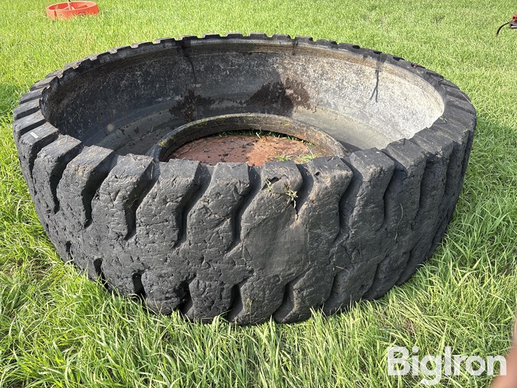 8.5’-rubber-livestock-water-tank-image-2