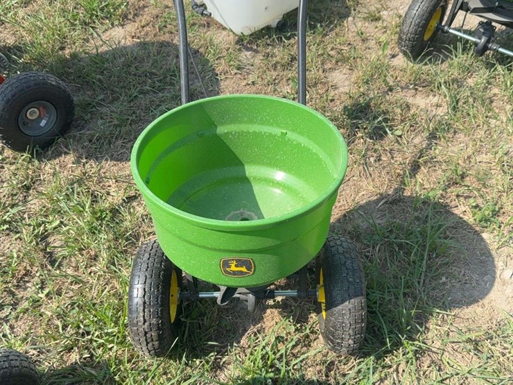 new-john-deere-#60-push-spreader-image-1