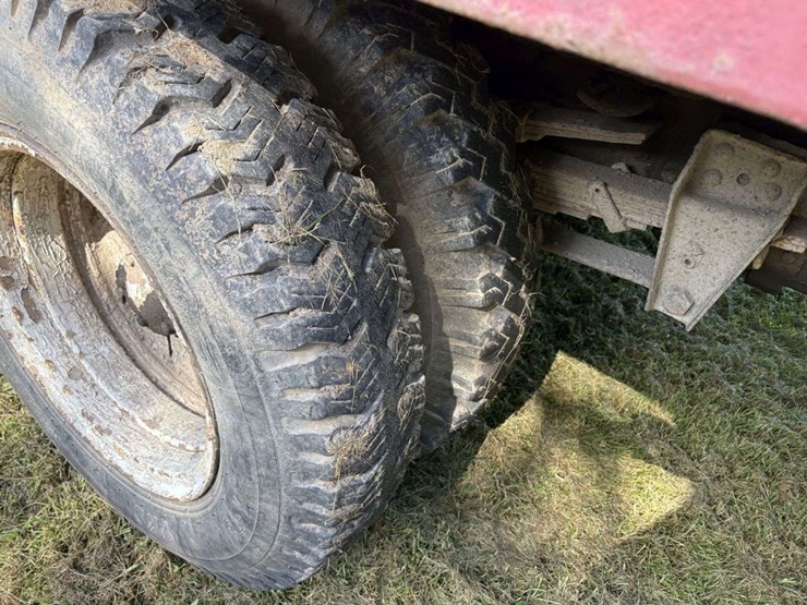 1967-chevy-c50-grain-truck,-tandem-axle-with-hyd-lift-tag-axle,-350-v8,-4+2,-8.25-20-tires,-17.5’-wo-image-17