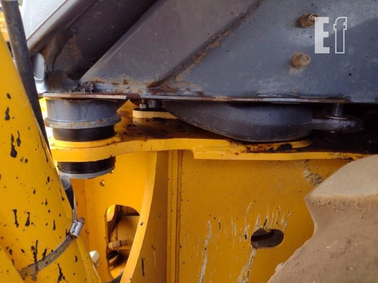 2020-deere-410l-image-25
