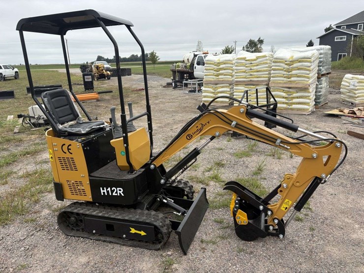 cfg-industrial-h12r-mini-excavator,-13.5-hp,-5.5’-digging-depth,-manual-thumb,-36”-hyd-blade,-16”-bu-image-1