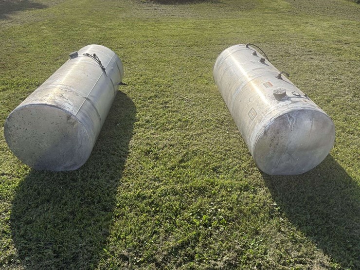 (2)-aluminum-fuel-tanks,-26”-dia,-70”-long,-off-of-volvo-truck,-buying-all-for-one-money-image-2