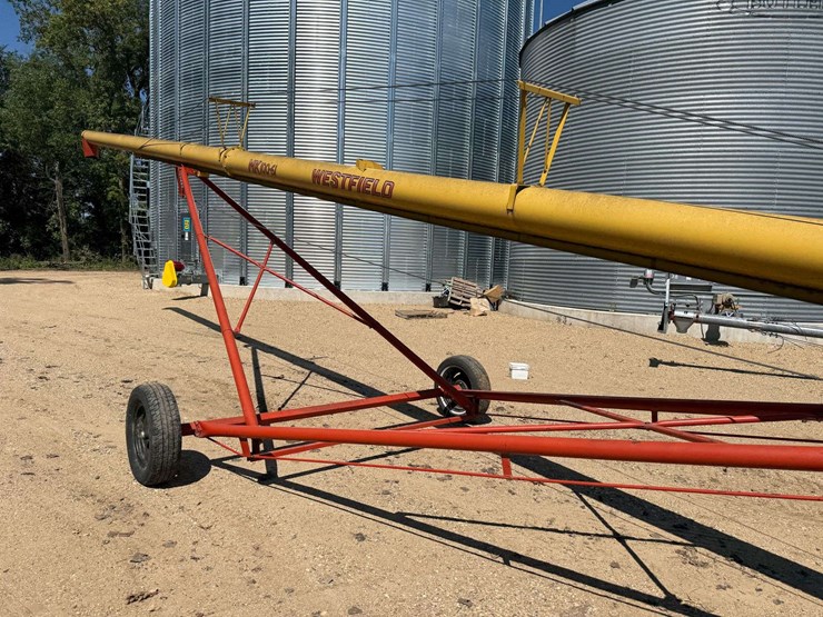 westfield-mk-100-61-auger-with-dual-auger-swing-hopper,-hydraulic-lift,-electric-hopper-walker-with-image-6