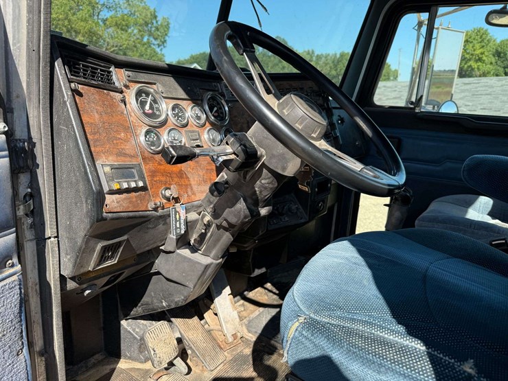 1997-peterbilt-385-image-44