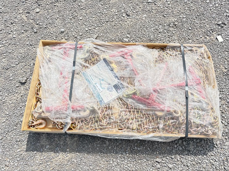 #28519-•-flat-pallet-of-chains-and-binders-image-1