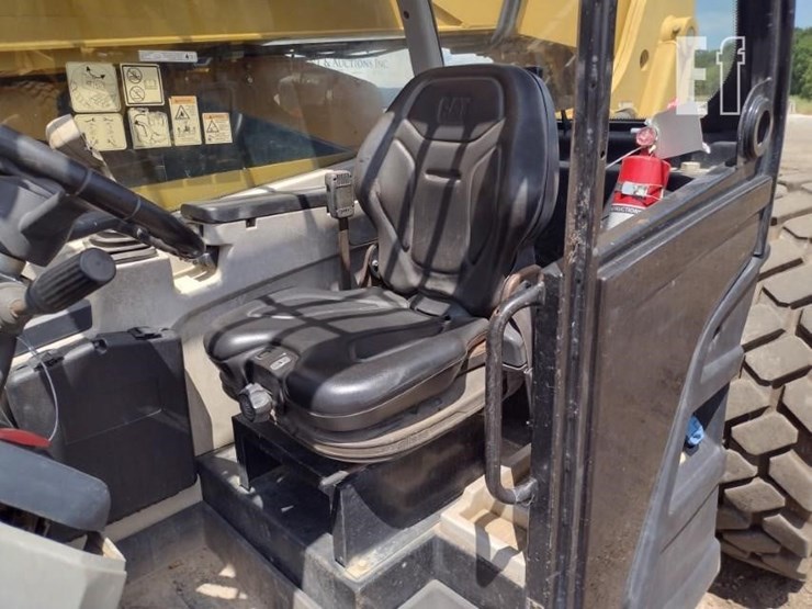 2017-caterpillar-tl1055d-image-11