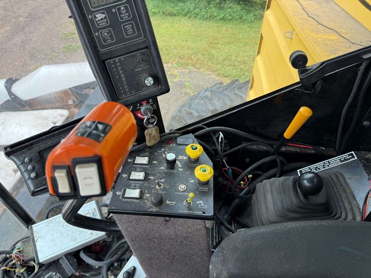 2000-new-holland-tr99-image-25