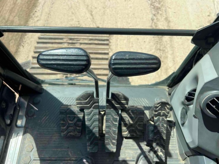 2019-caterpillar-330gc-image-40