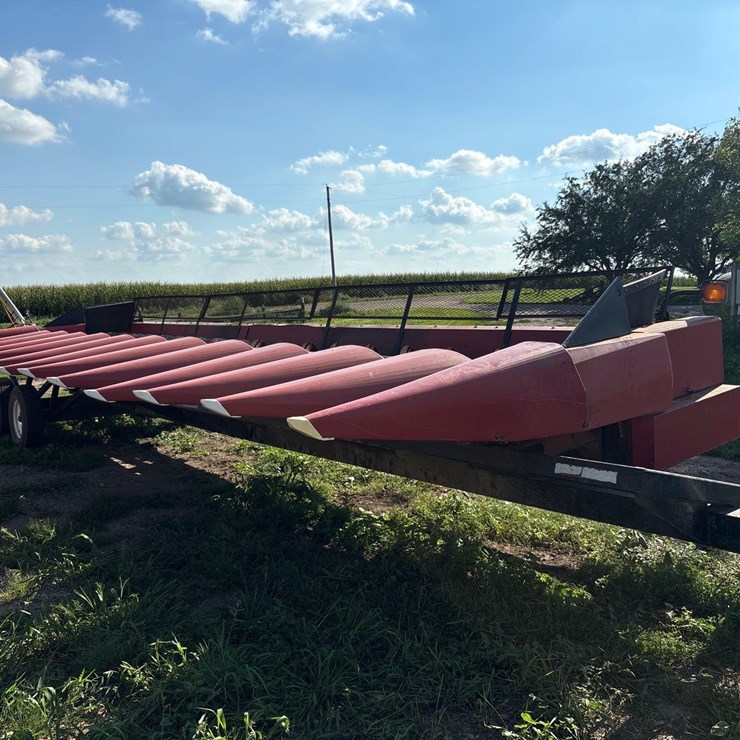 12 Row 30” Corn Head ( IH 1000 series Frame)