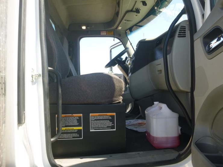 2020-peterbilt-567-image-19