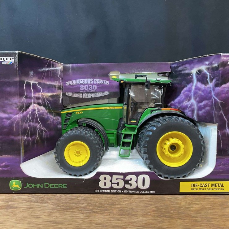 1/16 John Deere 8530 Collector NIB Ertl