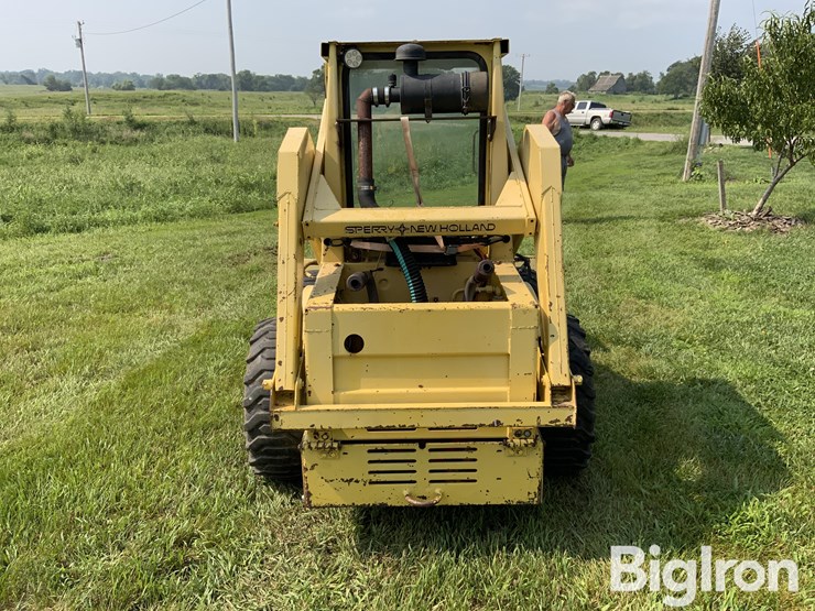 new-holland-l325-image-6