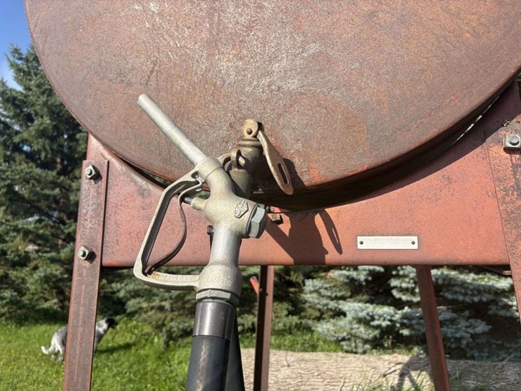 300-gal-fuel-barrel-on-stand,-last-used-for-gas-image-6