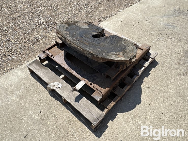 holland-semi-truck-5th-wheel-hitch-image-1