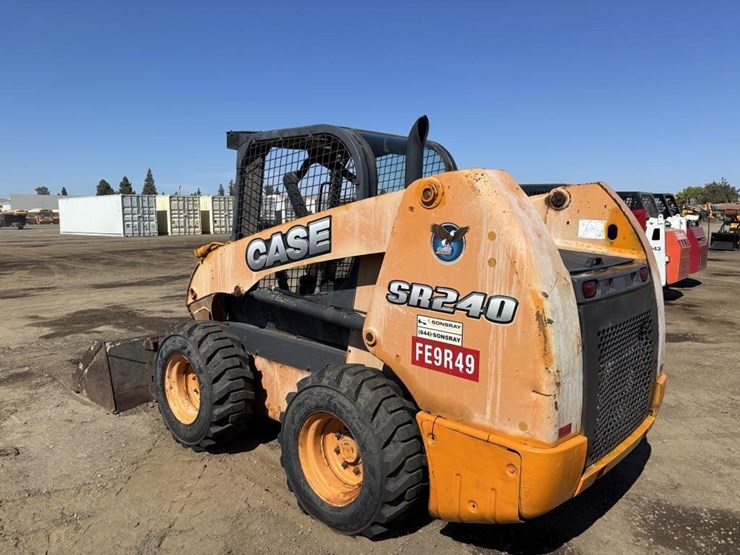 2015-case-sr240-image-4