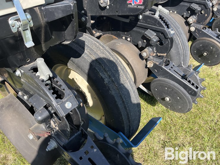 2015-kinze-3200-image-18