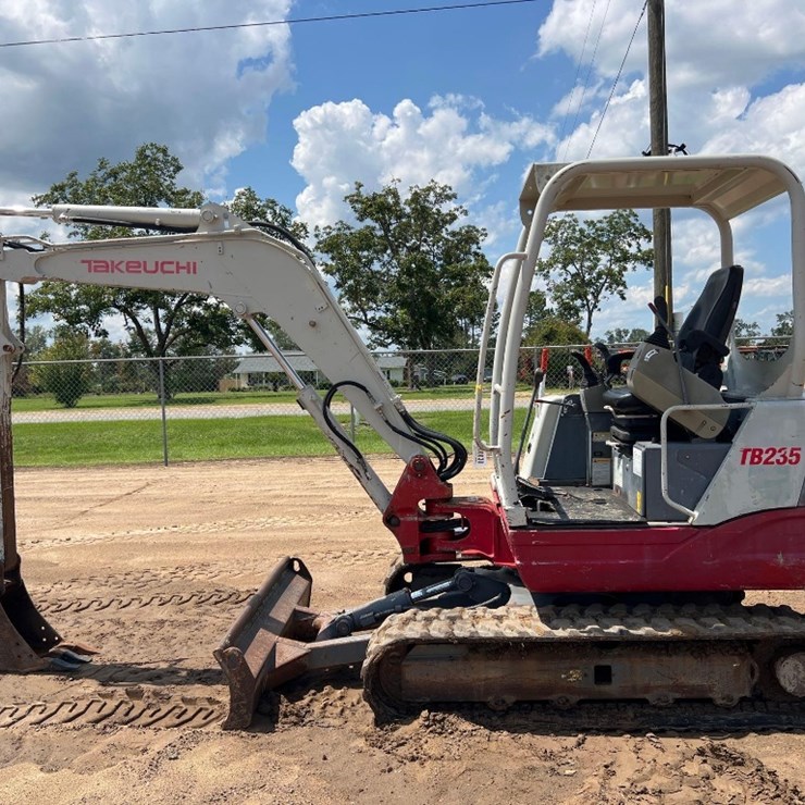 2010 TAKEUCHI TB235