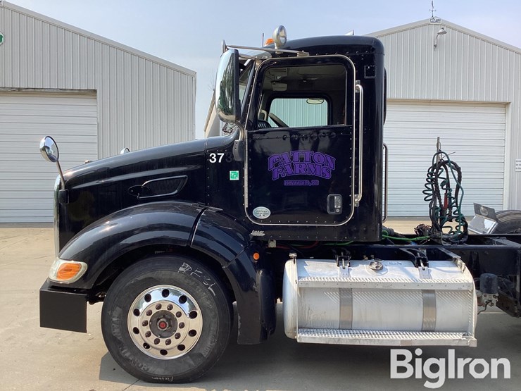 2010-peterbilt-384-image-13