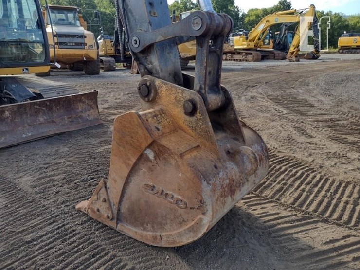 2010-deere-120d-image-18
