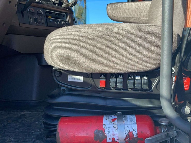 2017-volvo-day-cab-semi-image-14