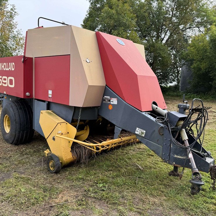 NEW HOLLAND 590