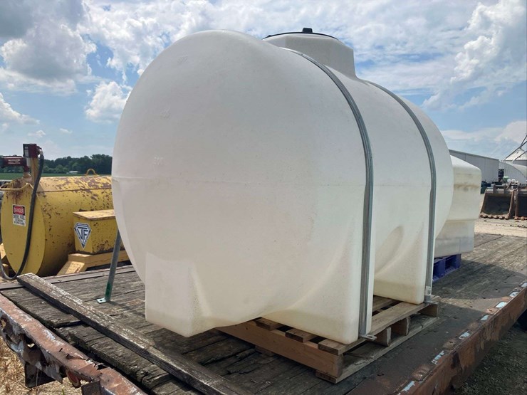 525-gallon-horizontal-poly-tank-with-straps-image-1