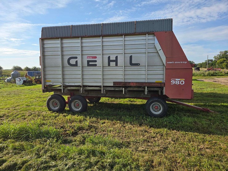 gehl-silage-wagon-on-tandem-running-gear,-12.5-x-15”-and-11l-x-15”-tires,-16’-long,-540-pto-image-4