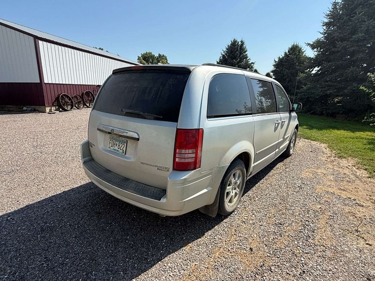 2010-chrysler-town-&-country-image-9