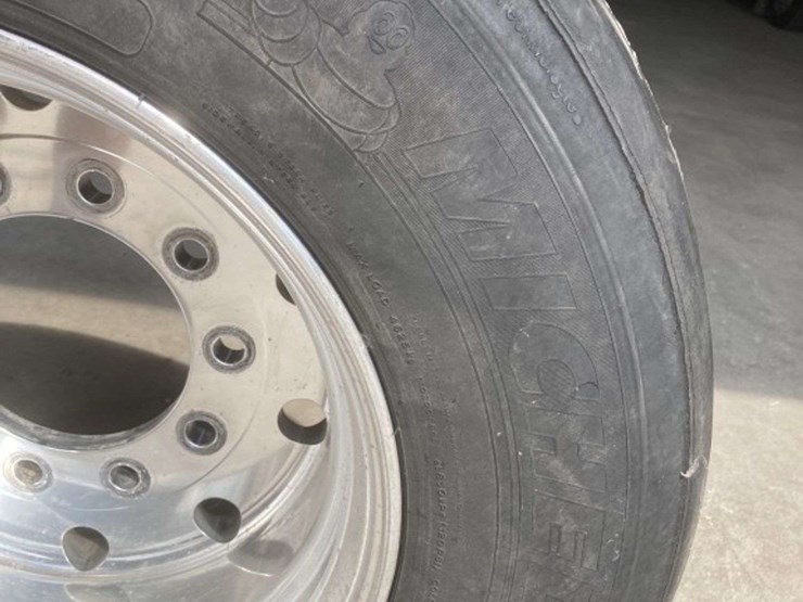 (1)-michelin-x-one-xdn2-445/50r22.5-super-single-tire-on-10-bolt-alum-rim-image-4