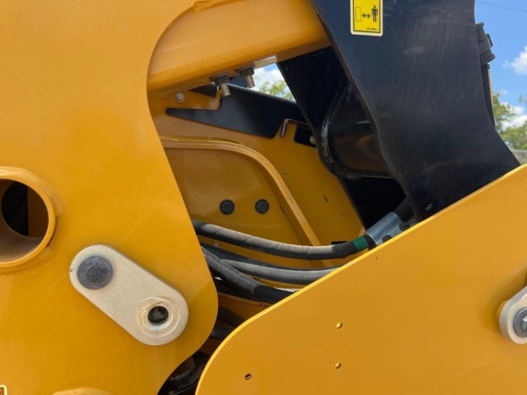 2024-caterpillar-255-skid-steer-image-12