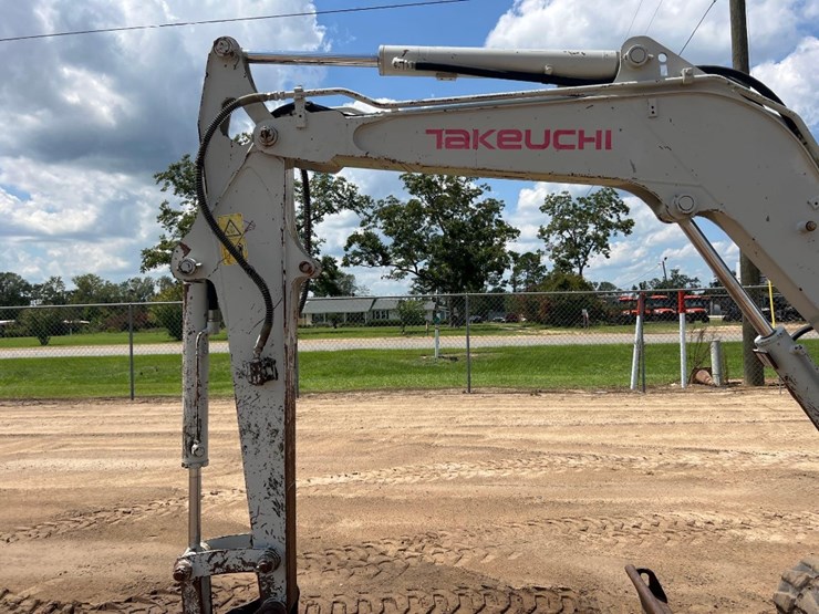 2010-takeuchi-tb235-image-17