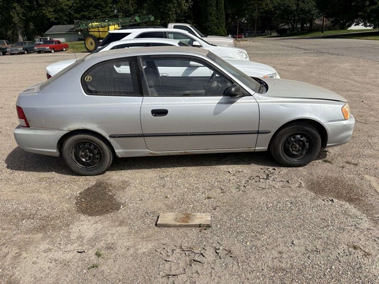 2000-hyundai-accent,-2-door,-175/70r13-tires,-5-speed-manual,-cloth,-receiver-hitch,-161058-miles,-t-image-4