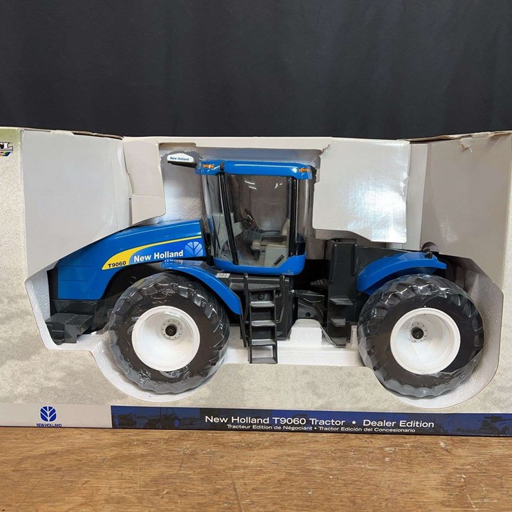 1/16 New Holland T9060 Dealer Edition NIB Ertl