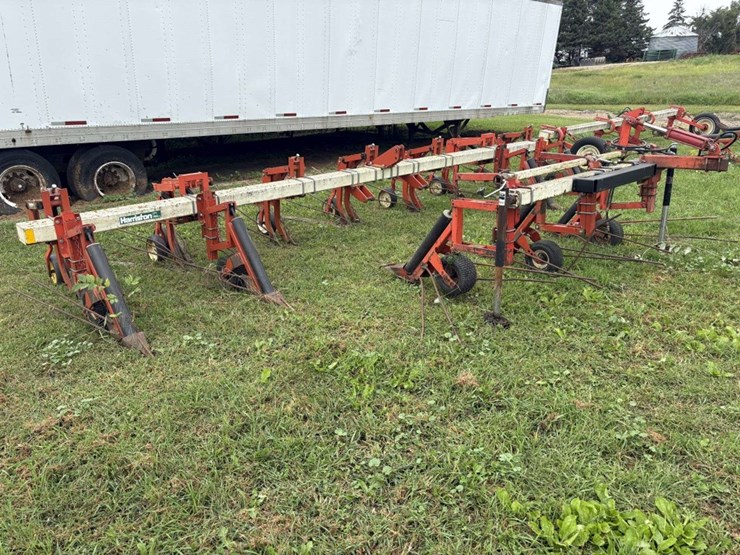 harriston-5000-12r22”-bean-knife,-with-front-tractor-dividers-image-3