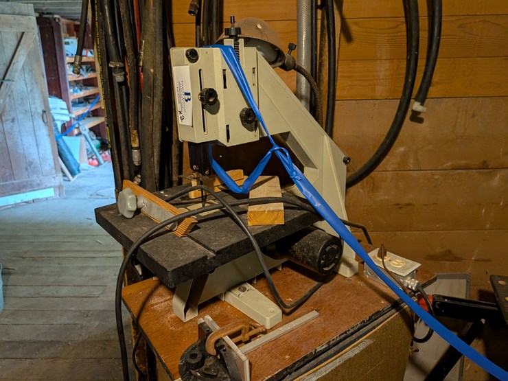 #3026-•-black-&-decker-bandsaw-image-1