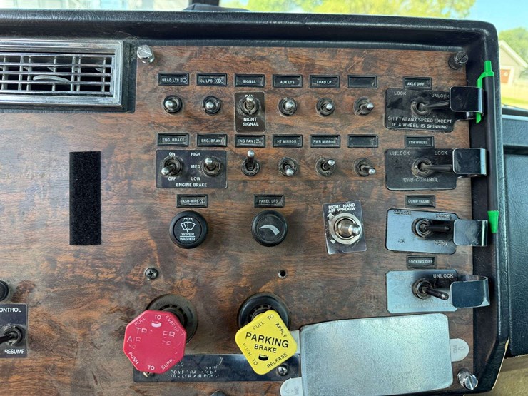1997-peterbilt-385-image-49