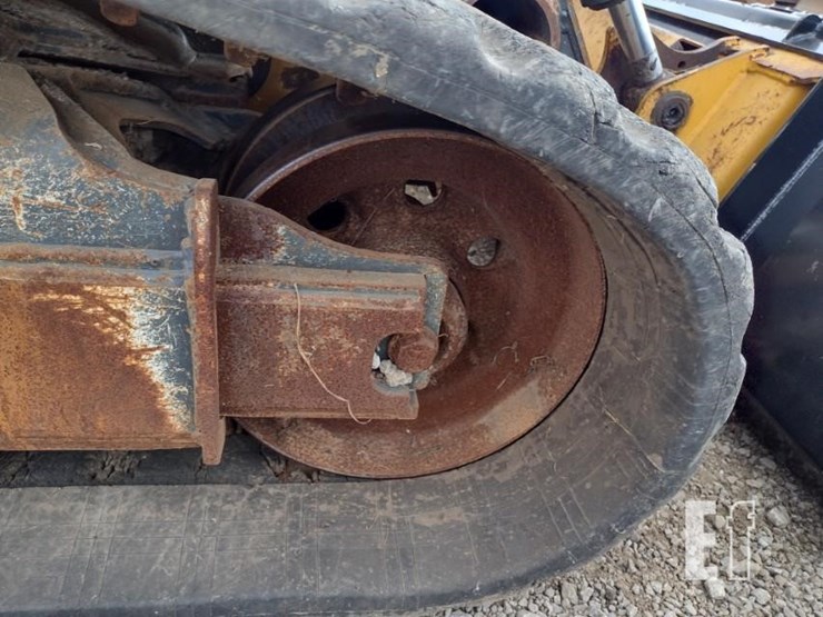 2020-deere-331g-image-32
