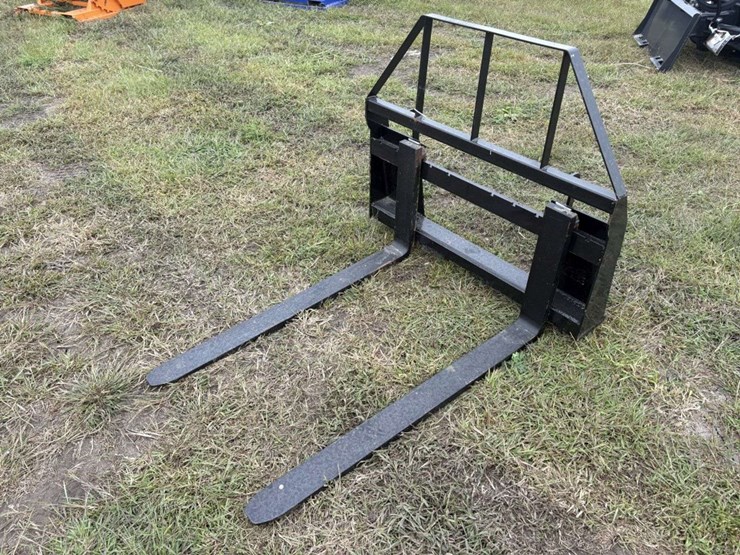 pallet-forks,-48”,-on-46”-carriage,-skidloader-qt,-image-1