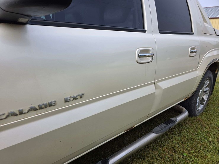 2003-cadillac-escalade-image-24